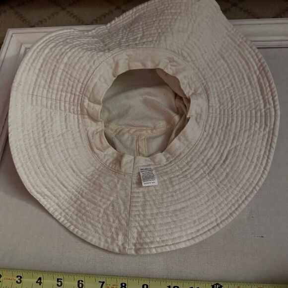 Cream bucket hat with pink/brown striped ribbon - Picture 4 of 6